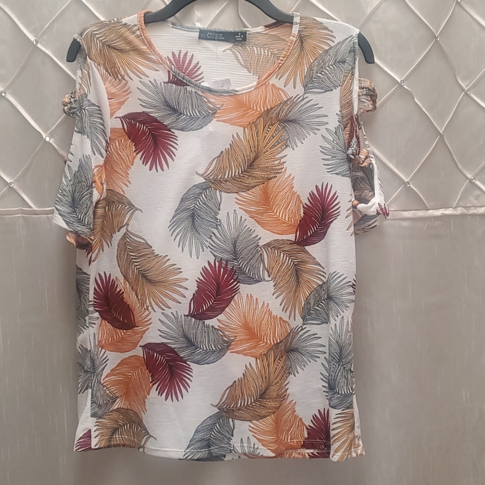 Cure  cut out sleeve top
